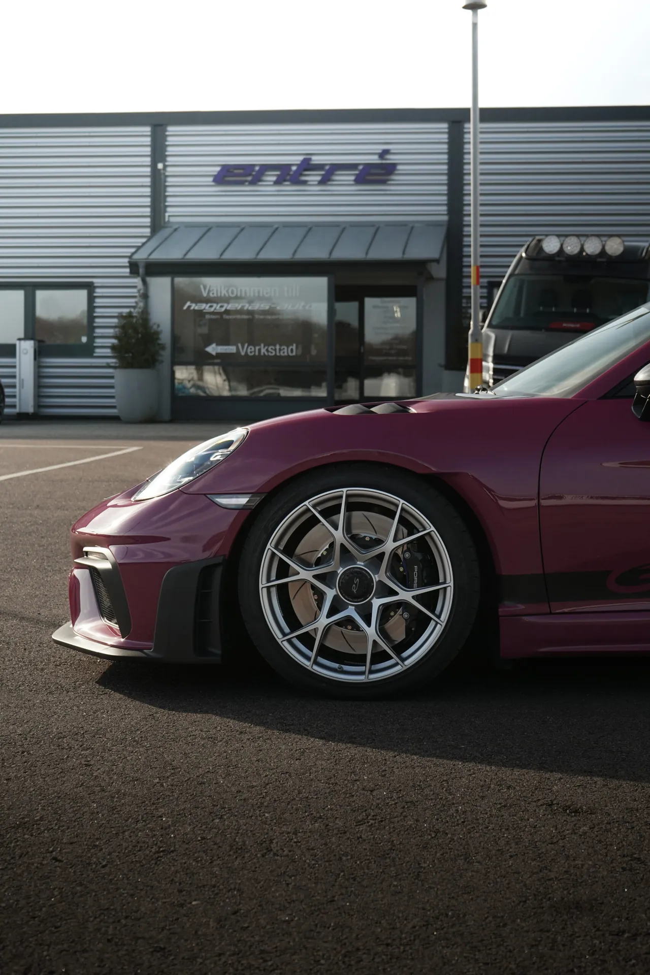 Porsche Cayman GT4 framför entrén