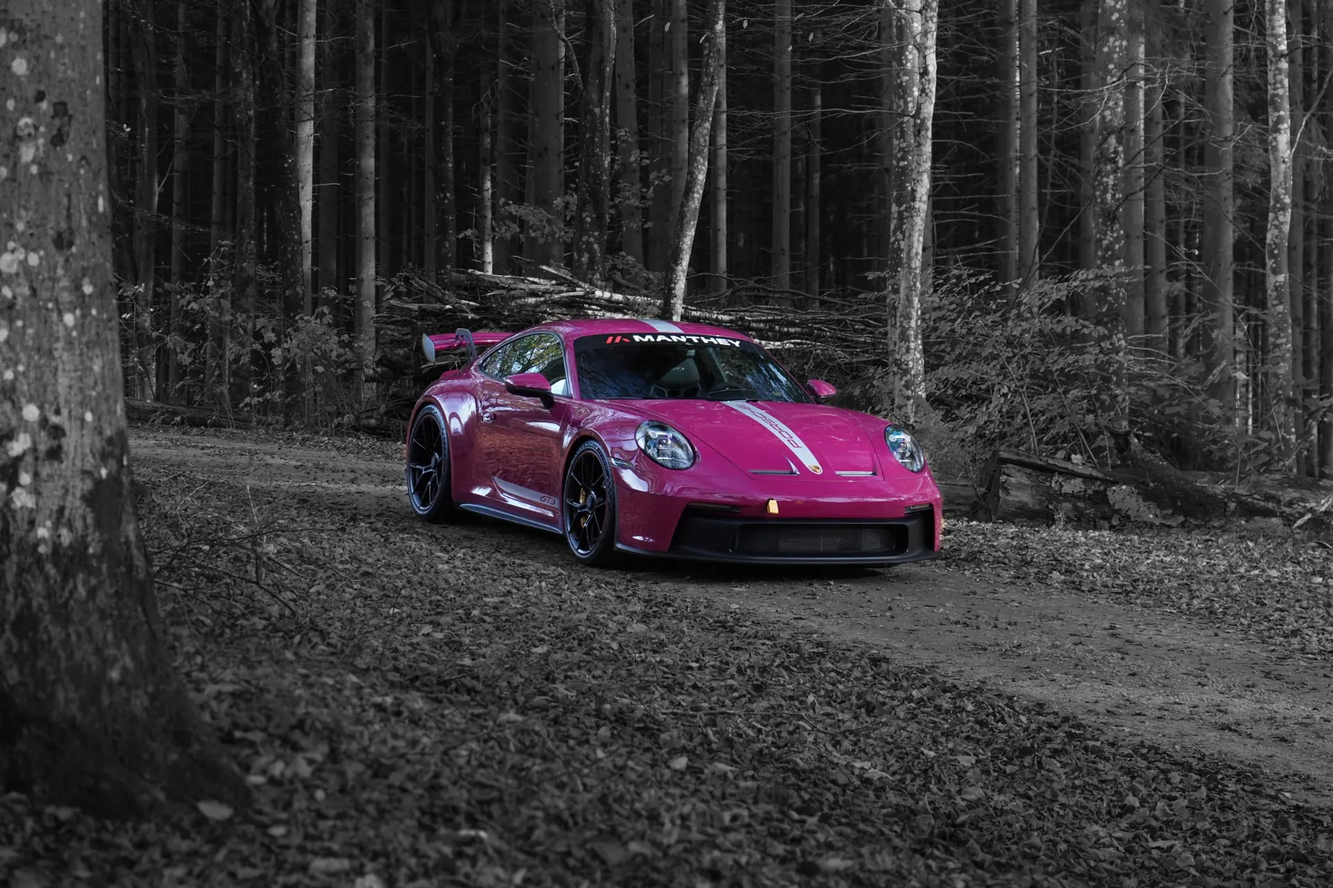 Rosa Porsche 911 GT3 i skogsmiljö