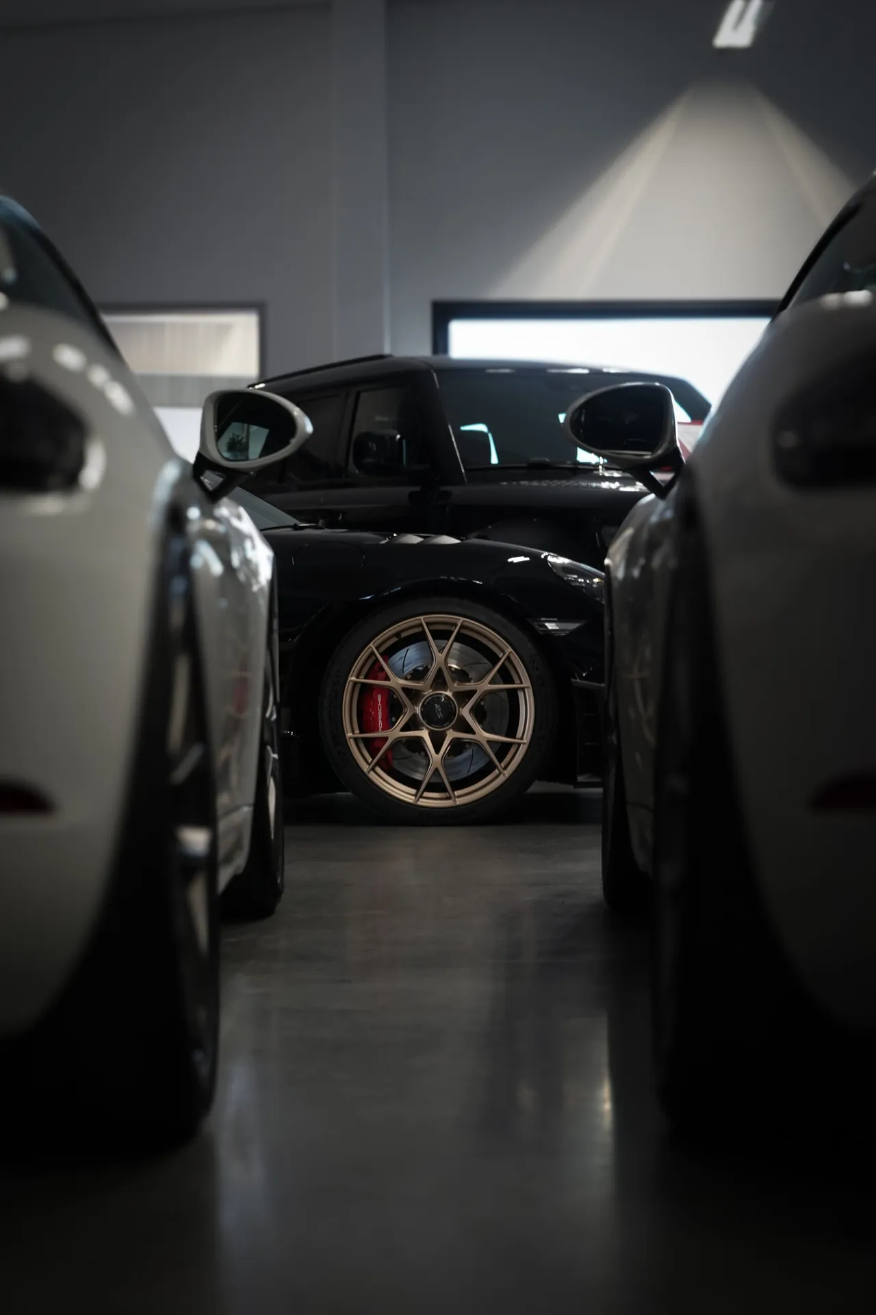 Guldfärgad Porschefälg i bilhallen
